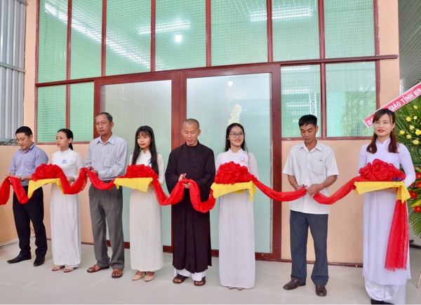 Nghi thức cắt băng khánh thành dây chuyền sản xuất nước uống tinh khiết mới của Công ty TNHH Nước uống tinh khiết Vạn Phước.