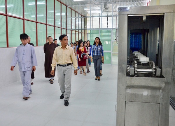 Các đại biểu tham quan dây chuyền mới của công ty.