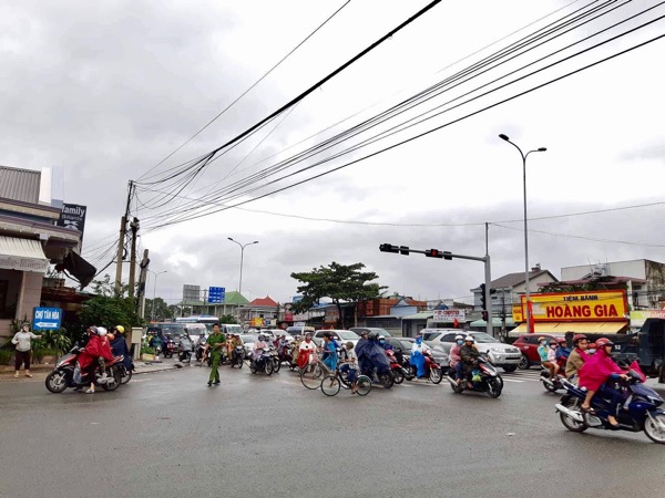 Khách lưu thông trên Quốc lộ 51 về Bà Rịa-Vũng Tàu vào chiều 31-12.