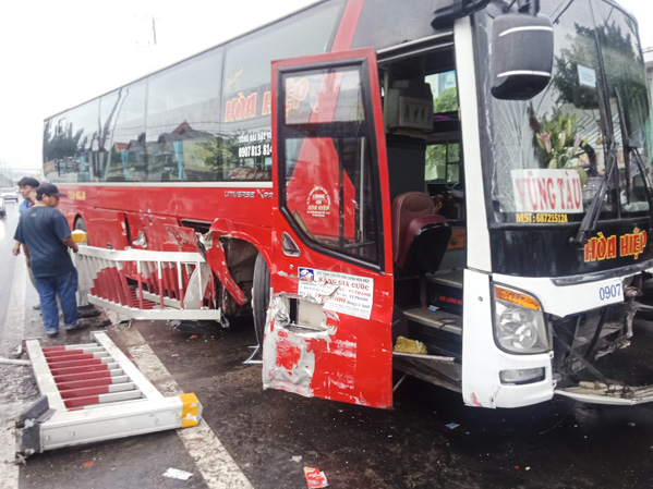 Đầu xe khách và thân xe bị vỡ, móp.