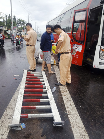 Đội CSGT-Trật tự Công an TP. Vũng Tàu khám nghiệm hiện trường vụ tai nạn.