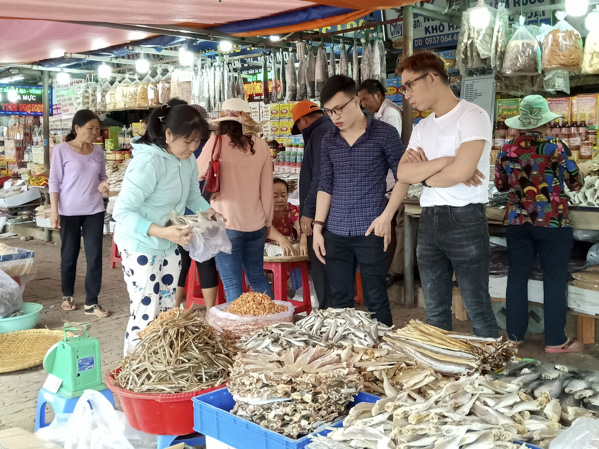  Khách hàng chọn mua hải sản tại chợ Bà Rịa.