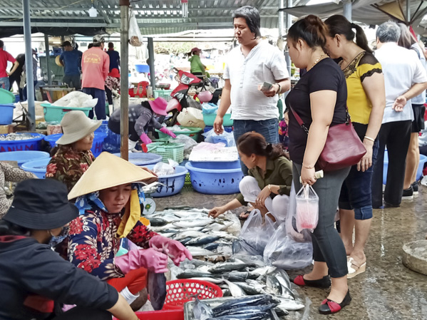 Khách hàng chọn mua hải sản tại chợ Phước Hải.