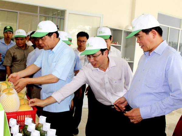 Bộ trưởng Bộ NN-PTNT Nguyễn Xuân Cường và đồng chí Nguyễn Hồng Lĩnh, Ủy viên Trung ương Đảng, Bí thư Tỉnh ủy, Chủ tịch HĐND tỉnh thăm trang trại trồng dưa lưới ứng dụng công nghệ cao của Công ty CP Xây dựng và phát triển đô thị BR-VT UDEC. Ảnh: QUANG VINH