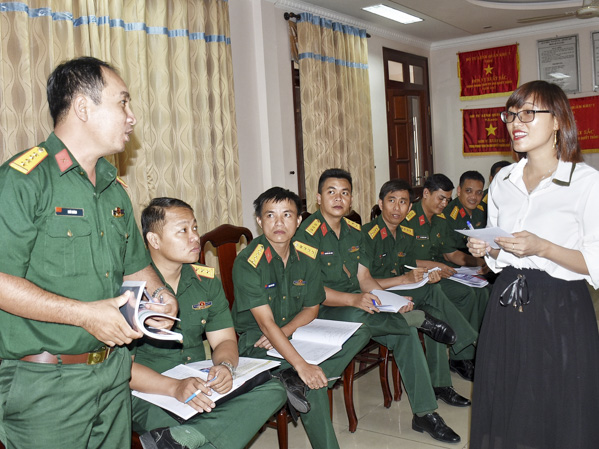 Một buổi học của lớp tiếng Anh tại Bộ CHQS tỉnh.