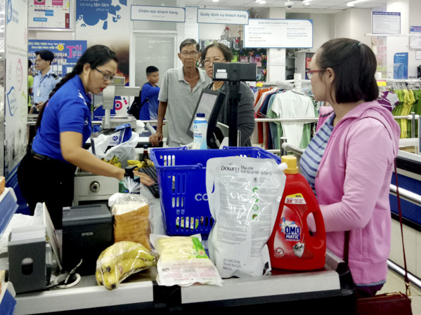 Thị trường bán lẻ hiện đại là “miếng bánh” hấp dẫn các nhà đầu tư trong và ngoài nước.  Trong ảnh: Khách mua hàng tại Co.op Mart Vũng Tàu.