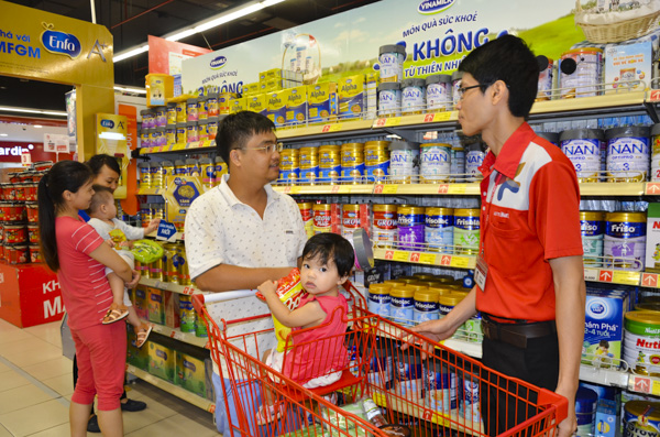 Khách hàng mua sắm tại siêu thị Lotte Mart Vũng Tàu. Ảnh: VÂN ANH