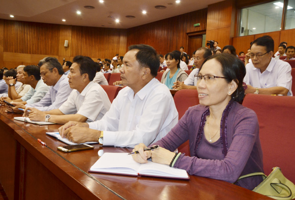 Các cán bộ, đảng viên tham dự hội nghị.
