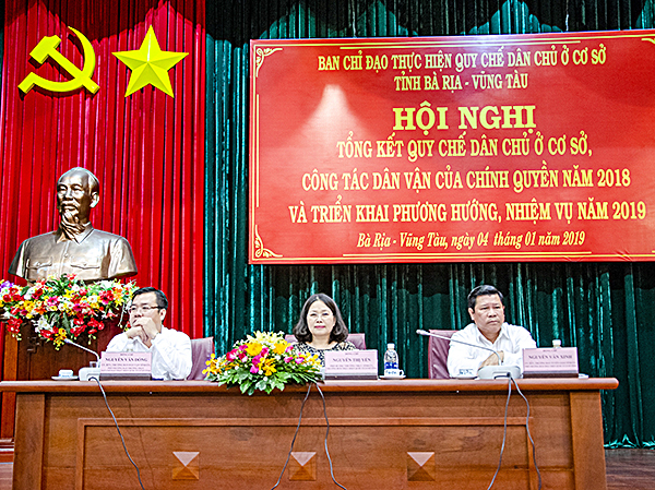 Các đồng chí chủ trì hội nghị: Nguyễn Thị Yến, Phó Bí thư Thường trực Tỉnh ủy, Trưởng Đoàn ĐBQH tỉnh, Trưởng BCĐ thực hiện QCDC ở cơ sở tỉnh; Nguyễn Văn Đồng, Ủy viên Ban Thường vụ Tỉnh ủy, Trưởng Ban Dân vận Tỉnh ủy, Phó Ban Thường trực BCĐ hực hiện QCDC ở cơ sở tỉnh; Nguyễn Văn Xinh, Ủy viên Ban Thường vụ Tỉnh ủy, Trưởng Ban Tuyên giáo Tỉnh ủy, Tổng Biên tập Báo BR-VT, Phó Ban BCĐ thực hiện QCDC ở cơ sở tỉnh.