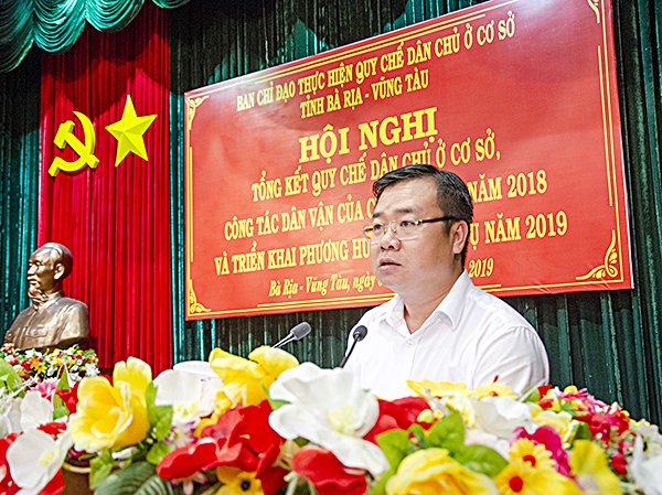 Đồng chí Nguyễn Văn Đồng, Ủy viên Ban Thường vụ Tỉnh ủy, Trưởng Ban Dân vận Tỉnh ủy, Phó Ban Thường trực BCĐ thực hiện QCDC ở cơ sở tỉnh báo cáo Tổng kết thực hiện QCDC ở cơ sở năm 2018 và triển khai phương hướng nhiệm vụ năm 2019.