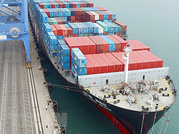 Tàu chở hàng neo tại cảng ở Busan, Hàn Quốc.