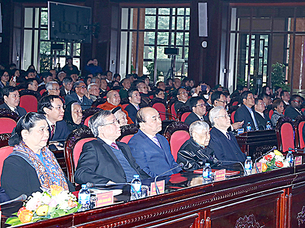 Tổng Bí thư, Chủ tịch nước Nguyễn Phú Trọng; Thủ tướng Nguyễn Xuân Phúc và nhiều đồng chí lãnh đạo, nguyên lãnh đạo Đảng, Nhà nước, cựu chiến binh tham dự buổi lễ. Ảnh: THỐNG NHẤT