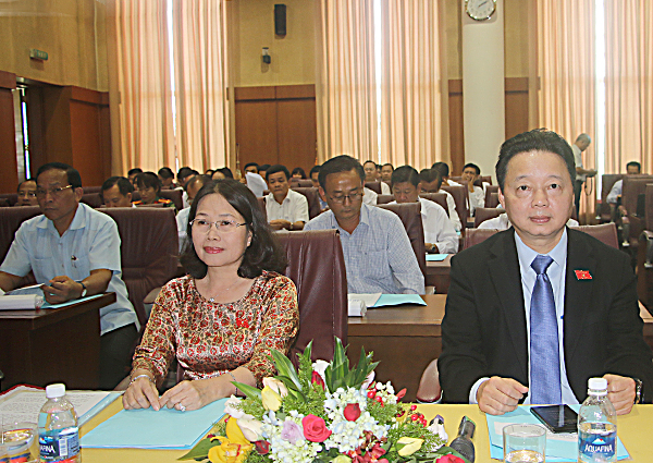 Các đồng chí: Trần Hồng Hà, Bộ trưởng Bộ TN-MT; Nguyễn Thị Yến, Phó Bí thư Thường trực Tỉnh ủy, Trưởng Đoàn ĐBQH tỉnh dự hội nghị. 
