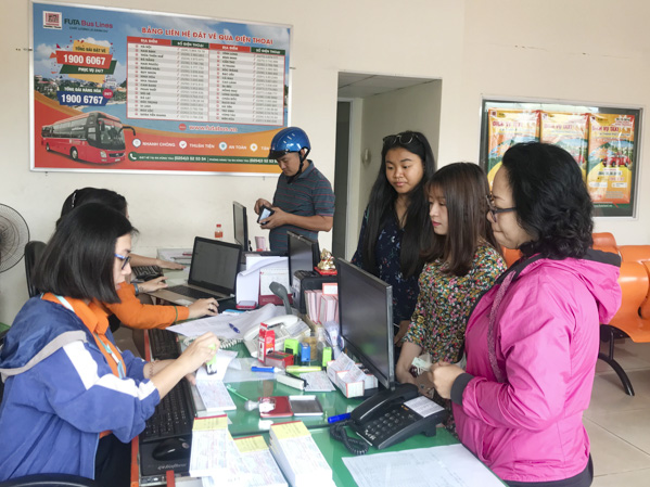 Khách mua vé tại nhà xe Phương Trang.