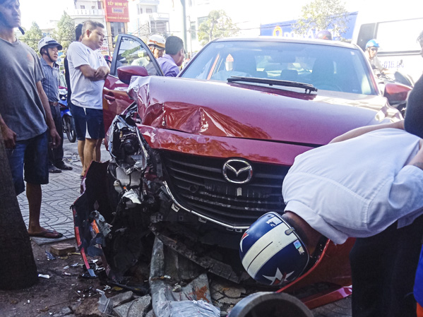 Xe ô tô lao lên vỉa hè tông sập trụ đèn giao thông.