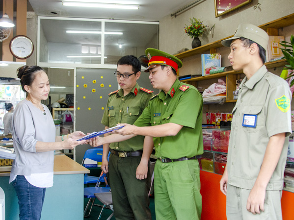 Công an TP. Vũng Tàu tuyên truyền, vận động hộ kinh doanh dịch vụ in ấn, photocopy không in ấn các ấn phẩm có nội dung quảng cáo về hoạt động cho vay vốn “tín dụng đen”. 