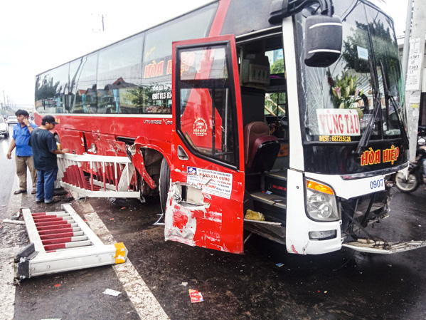 Hiện trường vụ tai nạn xe khách biển số 72LD-00540 xảy ra ngày 2-1 trên đường 30-4, TP.Vũng Tàu.  