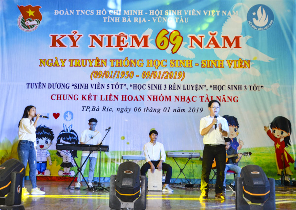 Tiết mục “Quê hương tuổi thơ tôi” do nhóm nhạc Trường THPT Ngô Quyền (huyện Châu Đức) tại vòng chung kết “Liên hoan các nhóm nhạc tài năng” năm 2019.