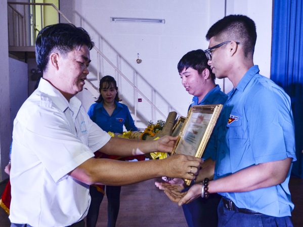 Anh Lê Văn Minh, Bí thư Tỉnh Đoàn trao giấy chứng nhận “Học sinh 3 tốt” cho HS.