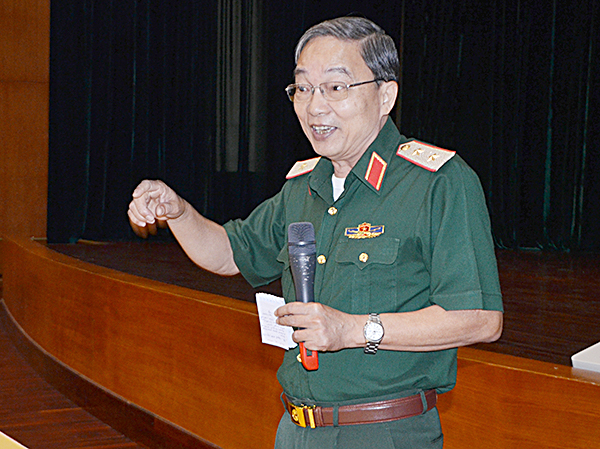Trung tướng Phạm Văn Dỹ, Nguyên Bí thư Đảng ủy, Nguyên Chính ủy Quân khu 7 quán triệt Nghị quyết số 24-NQ/TW ngày 20-4-2018 về “Chiến lược Quốc phòng Việt Nam” cho các đại biểu.