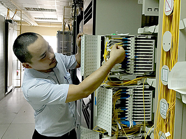 Chính sách chuyển mạng giữ số buộc các DN phải đầu tư hạ tầng, dịch vụ tốt hơn để thu hút khách. Trong ảnh: Kỹ thuật viên VNPT kiểm tra trạm thu phát sóng gốc của VinaPhone trên địa bàn TP. Vũng Tàu.