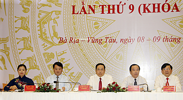 Đồng chí Trần Thanh Mẫn, Bí thư Trung ương Đảng, Chủ tịch Ủy ban Trung ương MTTQ Việt Nam và các đồng chí Phó Chủ tịch Ủy ban Trung ương MTTQ Việt Nam đồng chủ trì hội nghị. 