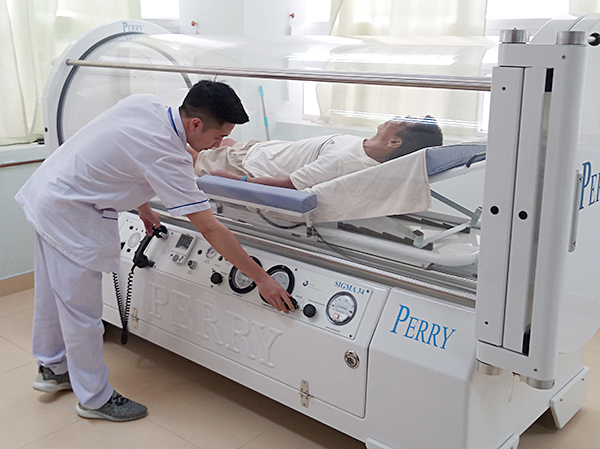 Bệnh nhân đang điều trị Oxy cao áp tại BV Bà Rịa.