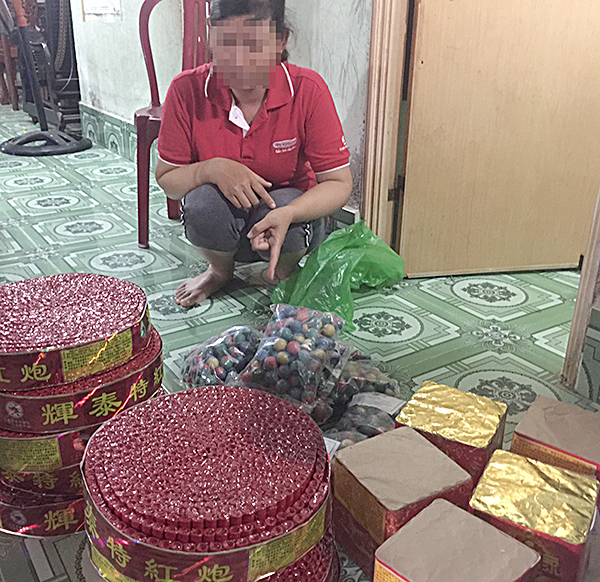 Nguyễn C.Ph. và Trần Th.Ng. với số pháo bị lực lượng công an bắt giữ.