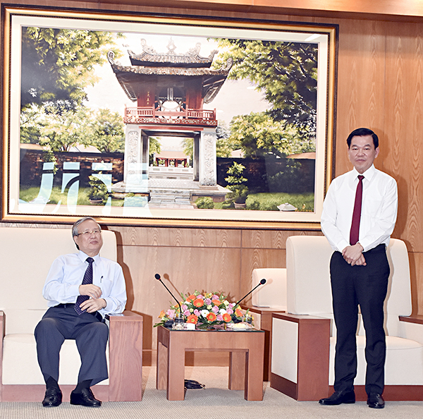 Đồng chí Nguyễn Hồng Lĩnh, Ủy viên Trung ương Đảng, Bí thư Tỉnh ủy, Chủ tịch HĐND tỉnh, báo cáo về kết quả phát triển kinh tế-xã hội, quốc phòng-an ninh, xây dựng Đảng năm 2018.
