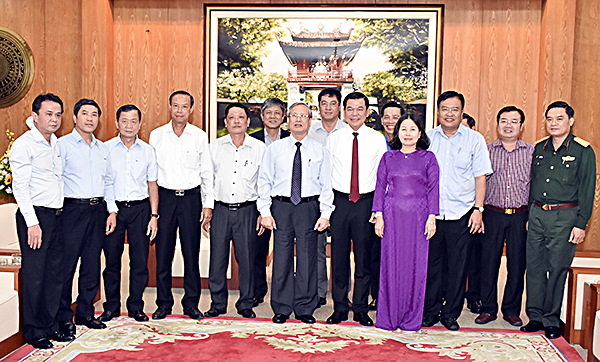Đồng chí Trần Quốc Vượng, Ủy viên Bộ Chính trị, Thường trực Ban Bí thư chụp hình lưu niệm với các các đồng chí Thường trực Tỉnh ủy, Ủy viên Ban Thường vụ Tỉnh ủy.