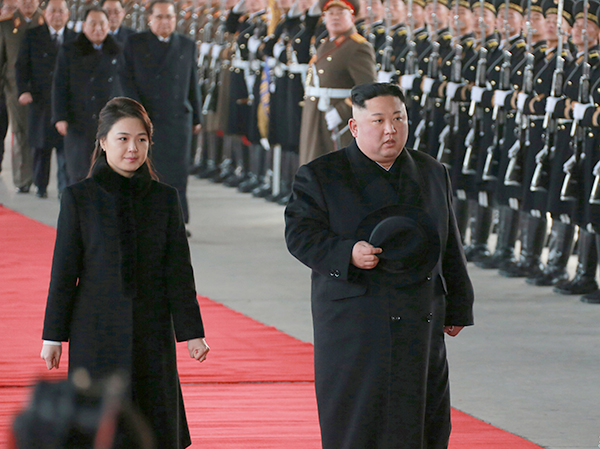  Nhà lãnh đạo Triều Tiên Kim Jong-un và phu nhân trong một lần thăm Trung Quốc. Ảnh: Yonhap.