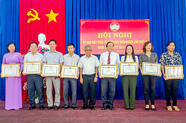 Đồng chí Phạm Văn Hào, Phó Bí thư Thường trực Huyện ủy Châu Đức tặng Giấy khen của UBND huyện cho các cá nhân vì có thành tích xuất sắc trong thực hiện Cuộc vận động Vì người nghèo năm 2018.