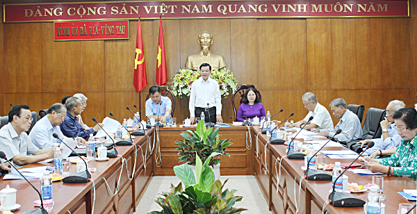 Đồng chí Nguyễn Hồng Lĩnh, Ủy viên Trung ương Đảng, Bí thư Tỉnh ủy, Chủ tịch HĐND tỉnh phát biểu tại buổi gặp mặt.