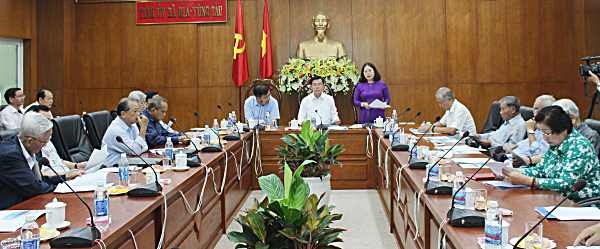Đồng chí Nguyễn Thị Yến, Phó Bí thư Thường trực Tỉnh ủy, Trưởng đoàn ĐBQH tỉnh, báo cáo tóm tắt tình hình KT-XH tại buổi làm việc.