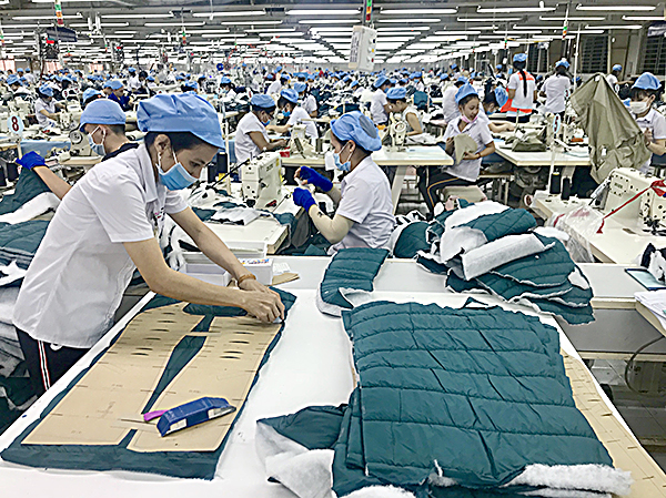 Tùy vào tình hình sản xuất kinh doanh mà các DN đưa ra mức thưởng Tết cho người lao động. Trong ảnh: Công nhân công ty TNHH May Việt An có mức thưởng bằng 2 tháng lương.                 Ảnh: TRÀ NGÂN