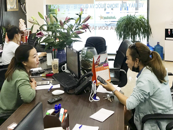 Khách mua vé tại đại lý vé máy bay, tàu hỏa Phương Nam (324, Nguyễn An Ninh, phường 7, TP. Vũng Tàu).