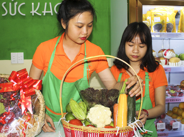 Nhân viên cửa hàng Sao Mai gói giỏ quà Tết cho khách (287, Trương Công Định, TP. Vũng Tàu).