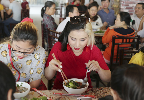 Nữ diễn viên Cát Tường thưởng thức mì vịt tiềm tại Nam quán.