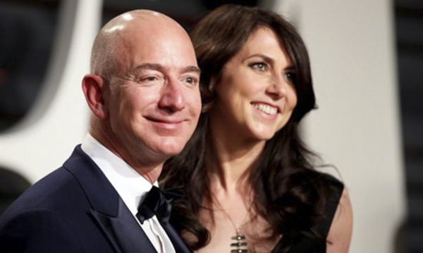 Tỷ phú Jeff Bezos và vợ tại bữa tiệc ở California năm 2017. 