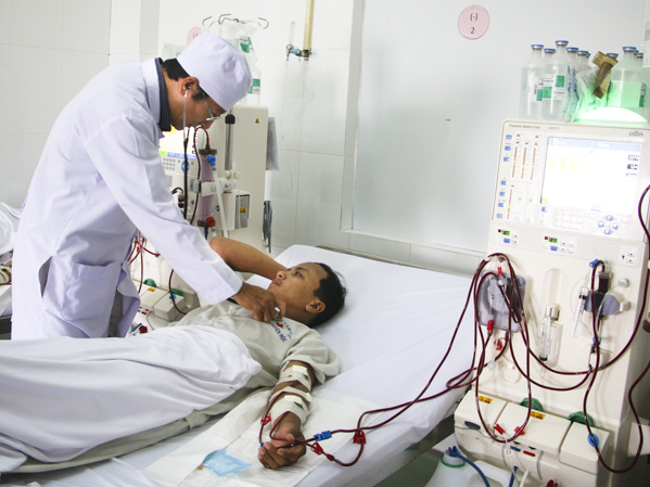 Bác sĩ theo dõi sức khỏe bệnh nhân chạy thận tại TTYT huyện Xuyên Mộc. Ảnh: BÙI HƯƠNG