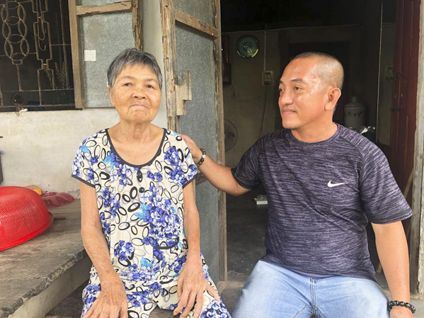 Anh Nguyễn Tấn Chinh nhận phụng dưỡng bà Đào Thị Bé (ấp Thạnh Sơn 1A, xã Phước Thuận).