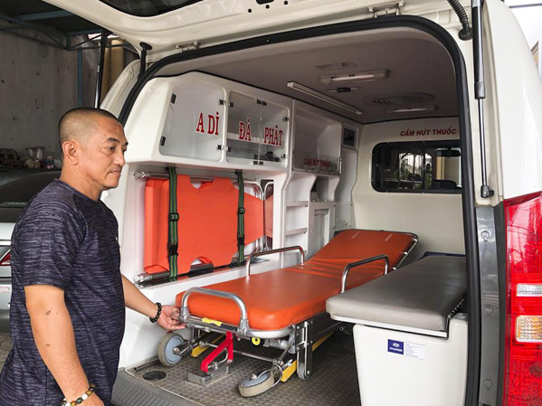 Anh Nguyễn Tấn Chinh chuẩn bị xe cấp cứu để vận chuyển bệnh nhân.