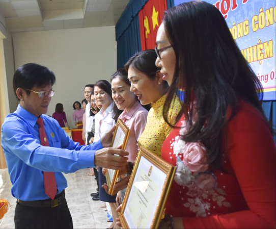 Ông Châu Văn Thắng, Chủ tịch LĐLĐ tỉnh tặng Bằng khen toàn diện của LĐLĐ tỉnh cho các tập thể.