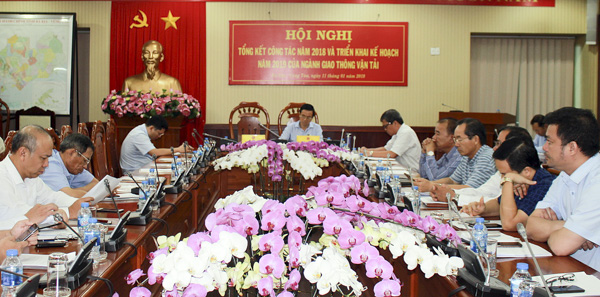 Đồng chí Vũ Ngọc Thảo, Giám đốc Sở GTVT và các đại biểu tham dự hội nghị tại điểm cầu Bà Rịa-Vũng Tàu. Ảnh: QUANG VINH