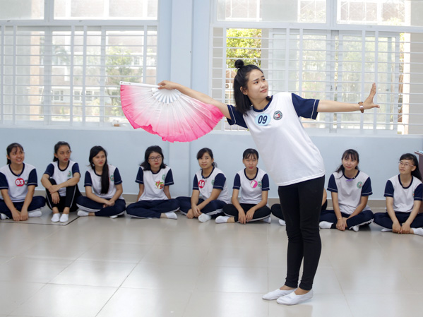 Sinh viên lớp Trung cấp Mầm non, Trường CĐ Sư phạm BR-VT trong học phần “Múa và phương pháp hướng dẫn trẻ vận động theo nhạc”.  Ảnh: NGUYỄN KIÊN