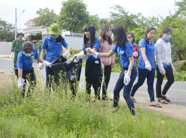 ĐVTN dọn vệ sinh môi trường trên tuyến đường Nguyễn Cư Trinh (phường Long Hương, TP. Bà Rịa).