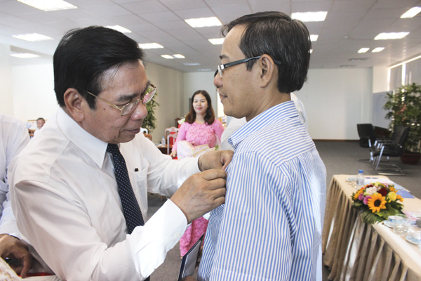 Đại diện Hội Khoa học Tâm lý và Giáo dục Việt Nam trao Kỷ niệm chương cho các cá nhân có thành tích xuất sắc trong công tác hội. Ảnh: Khánh Chi