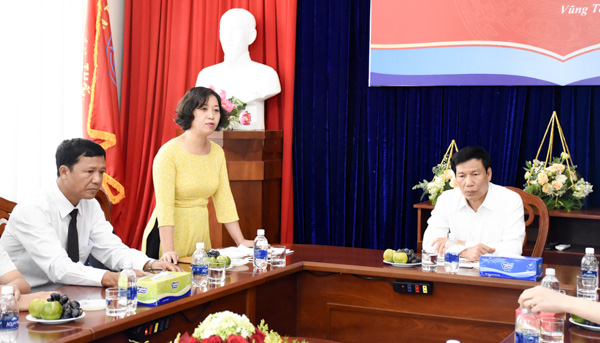 Bà Đinh Bích Diệp, Hiệu trưởng Trường CĐ Du lịch Vũng Tàu báo cáo hoạt động của Trường với Bộ trưởng Bộ VH-TT-DL Nguyễn Ngọc Thiện. Ảnh: ĐĂNG KHOA