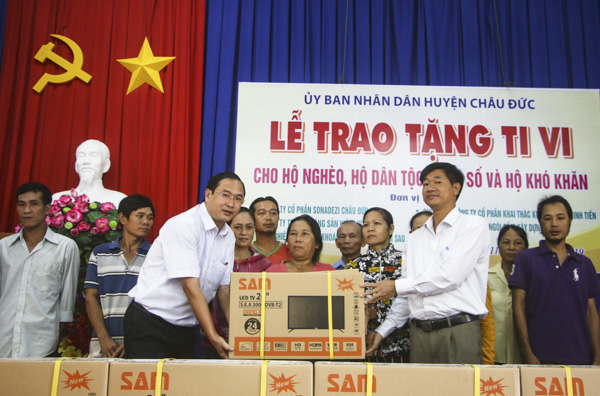 Đồng chí Nguyễn Tấn Bản, Phó Chủ tịch UBND huyện Châu Đức (bìa trái) và ông Phan Đình Tấn, Giám đốc Công ty CP Gạch ngói gốm xây dựng Mỹ Xuân trao tivi cho người có hoàn cảnh khó khăn trên địa bàn huyện Châu Đức.