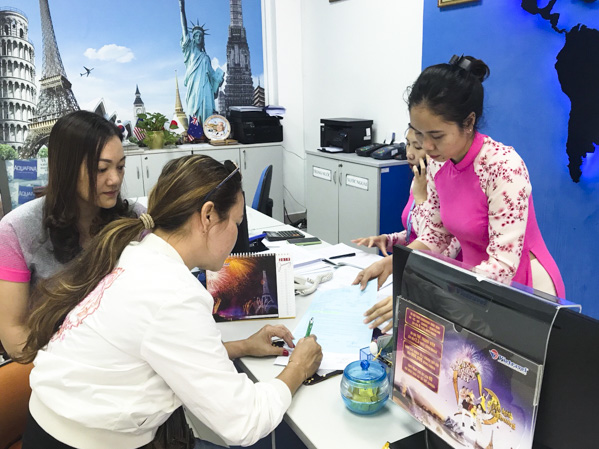 Khách ký hợp đồng mua tour Tết tại Vietravel Chi nhánh Vũng Tàu.